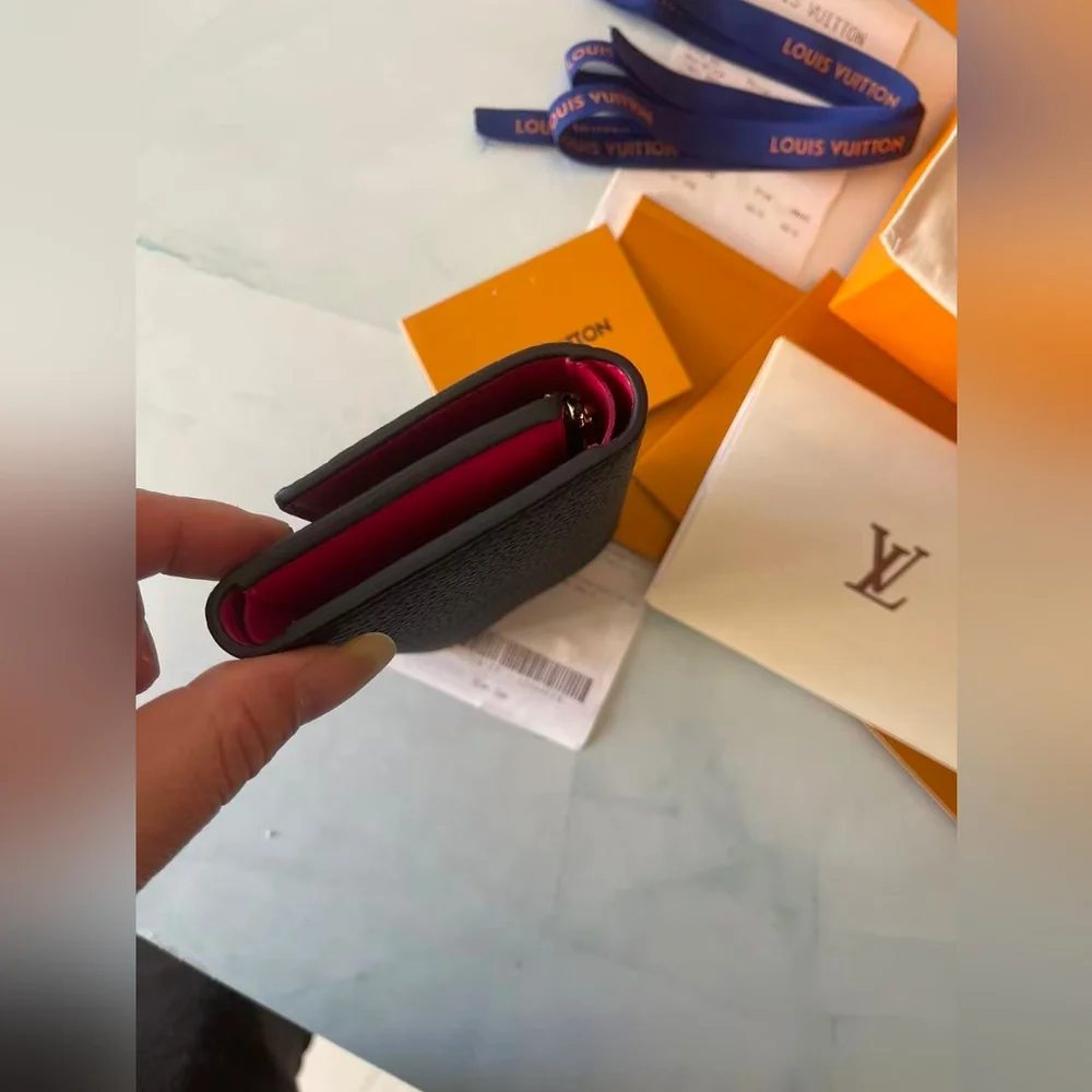 Louis Vuitton Capucines Compact Wallet - Picture 4 of 13